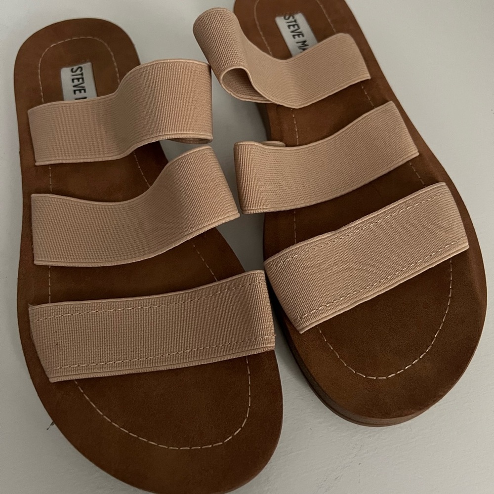 Steve Madden 6.5 slip on elastic strap flap sandal